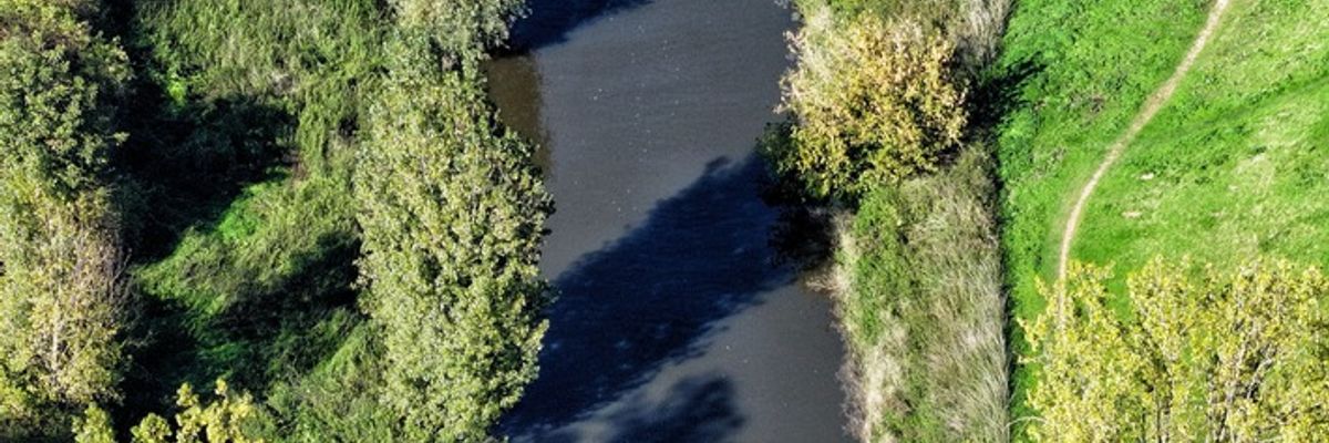 FW-NE: Ölverschmutzung auf der Erft | Einsatz für Feuerwehr und Erftverband