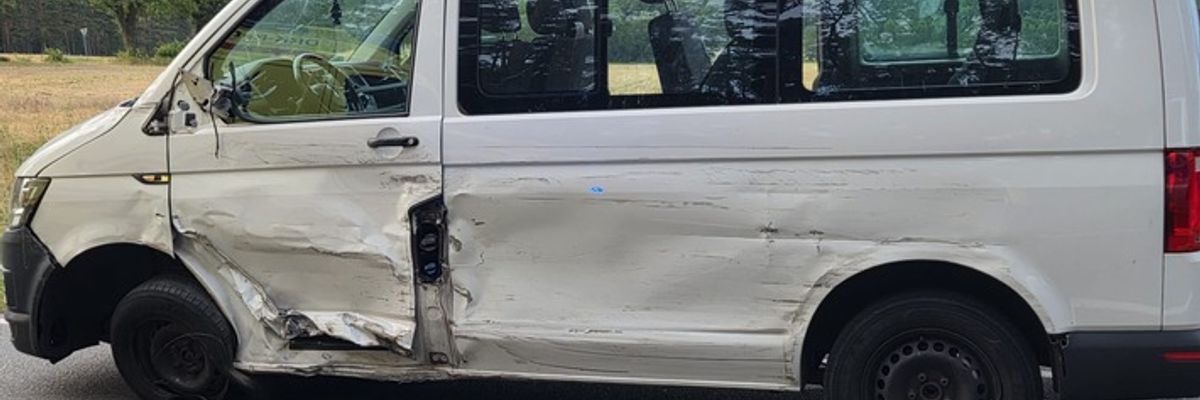 FW Lüchow-Dannenberg: +++ Schwerer Verkehrsunfall in der Göhrde +++ Drei Fahrzeuginsassen z.T. schwer verletzt +++ zwei Rettungshubschrauber im Einsatz +++ Kinder kommen mit dem Schrecken davon +++
