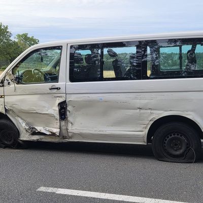 FW Lüchow-Dannenberg: +++ Schwerer Verkehrsunfall in der Göhrde +++ Drei Fahrzeuginsassen z.T. schwer verletzt +++ zwei Rettungshubschrauber im Einsatz +++ Kinder kommen mit dem Schrecken davon +++