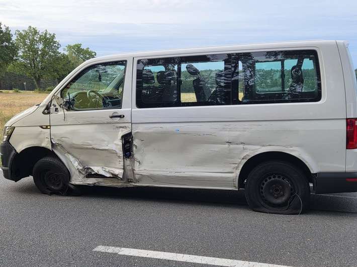 FW Lüchow-Dannenberg: +++ Schwerer Verkehrsunfall in der Göhrde +++ Drei Fahrzeuginsassen z.T. schwer verletzt +++ zwei Rettungshubschrauber im Einsatz +++ Kinder kommen mit dem Schrecken davon +++