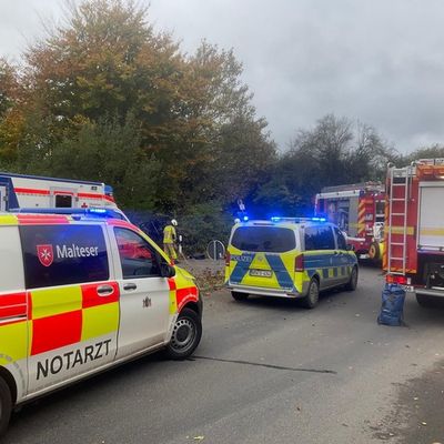 FW Grevenbroich: Feuerwehr befreit eine verletzte Person nach Verkehrsunfall in Grevenbroich