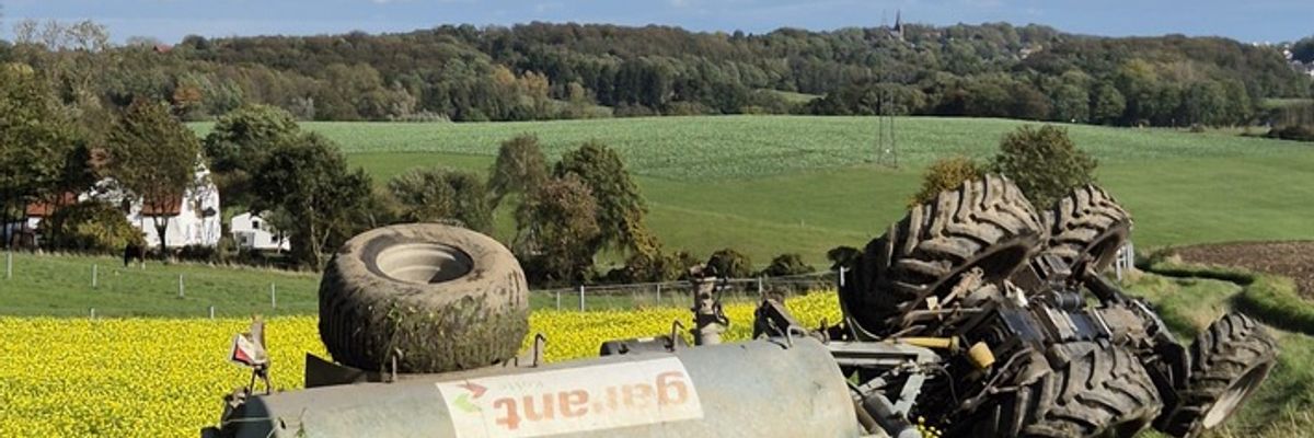 FW-EN: Trecker samt Anhänger kippen um