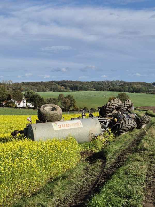 FW-EN: Trecker samt Anhänger kippen um