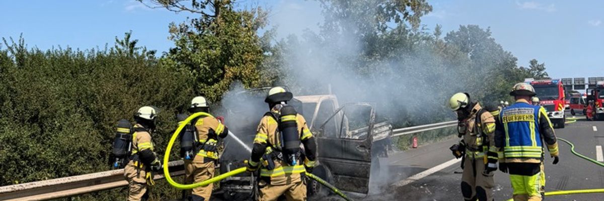 FW Meerbusch: PKW in Vollbrand auf der A52. Trotz Absperrmaßnahmen mit gefährlichen Situationen für die Einsatzkräfte