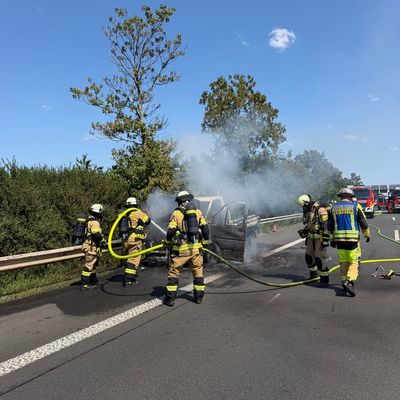 FW Meerbusch: PKW in Vollbrand auf der A52. Trotz Absperrmaßnahmen mit gefährlichen Situationen für die Einsatzkräfte