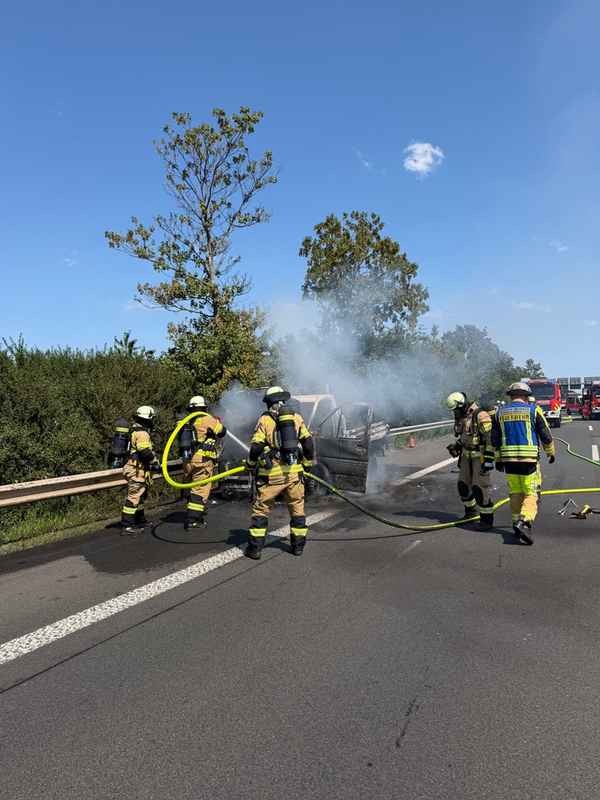FW Meerbusch: PKW in Vollbrand auf der A52. Trotz Absperrmaßnahmen mit gefährlichen Situationen für die Einsatzkräfte