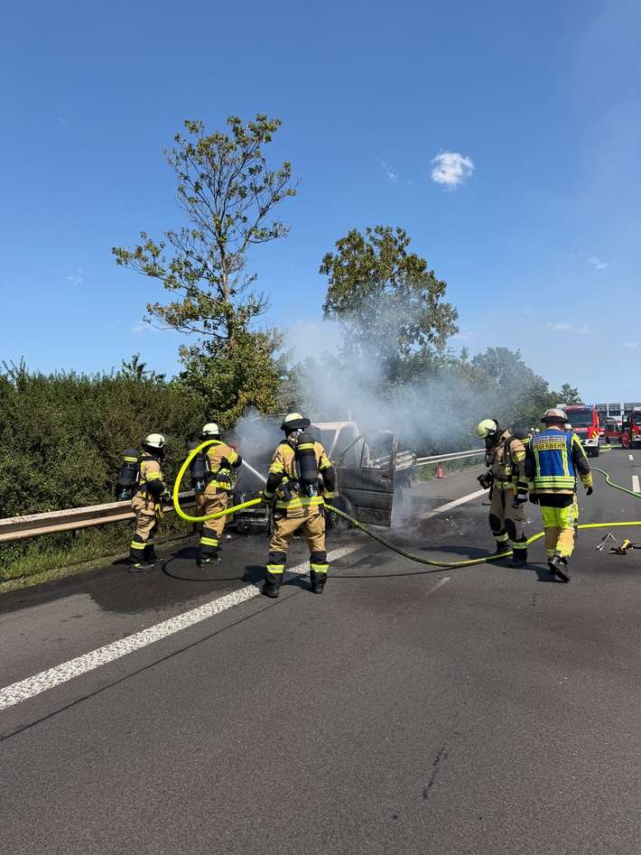 FW Meerbusch: PKW in Vollbrand auf der A52. Trotz Absperrmaßnahmen mit gefährlichen Situationen für die Einsatzkräfte