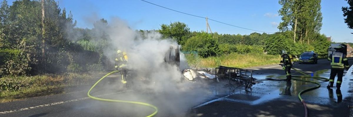 FW-WRN: Kleintransporter brennt auf der Selmer Landstraße vollständig aus