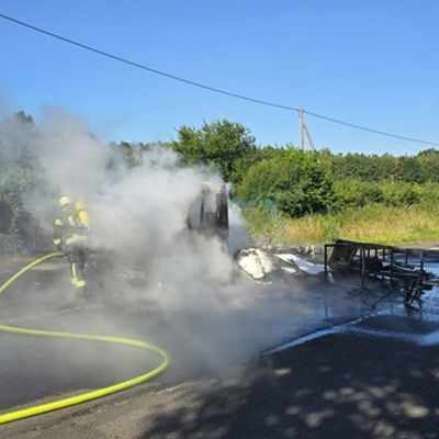 FW-WRN: Kleintransporter brennt auf der Selmer Landstraße vollständig aus