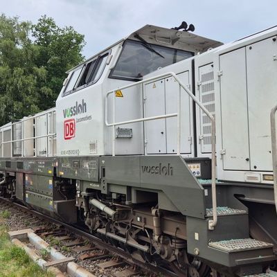 FW Südheide: Schwerer Unfall an Bahnübergang - Zug kollidiert in Beckedorf mit Trecker