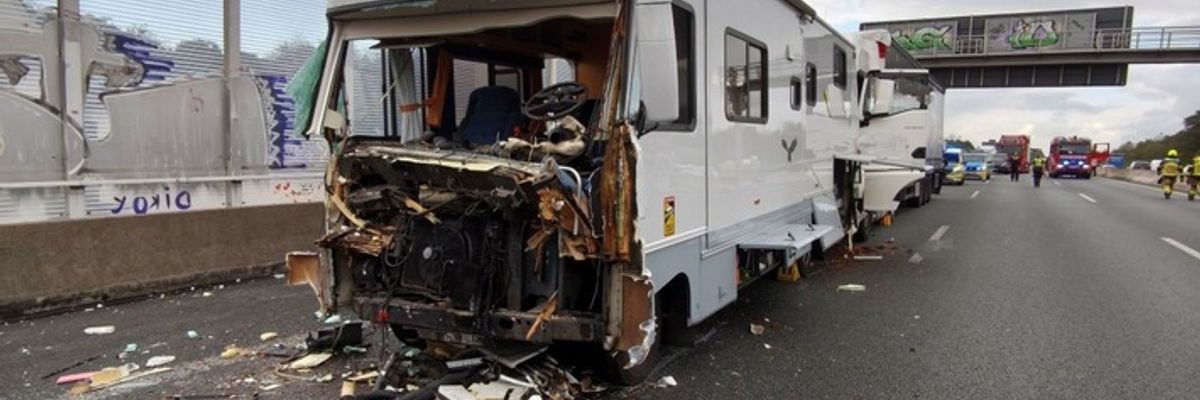 FW-OB: Verkehrsunfall auf der BAB A3 - Zwei Verletzte und ein verletzter Hund