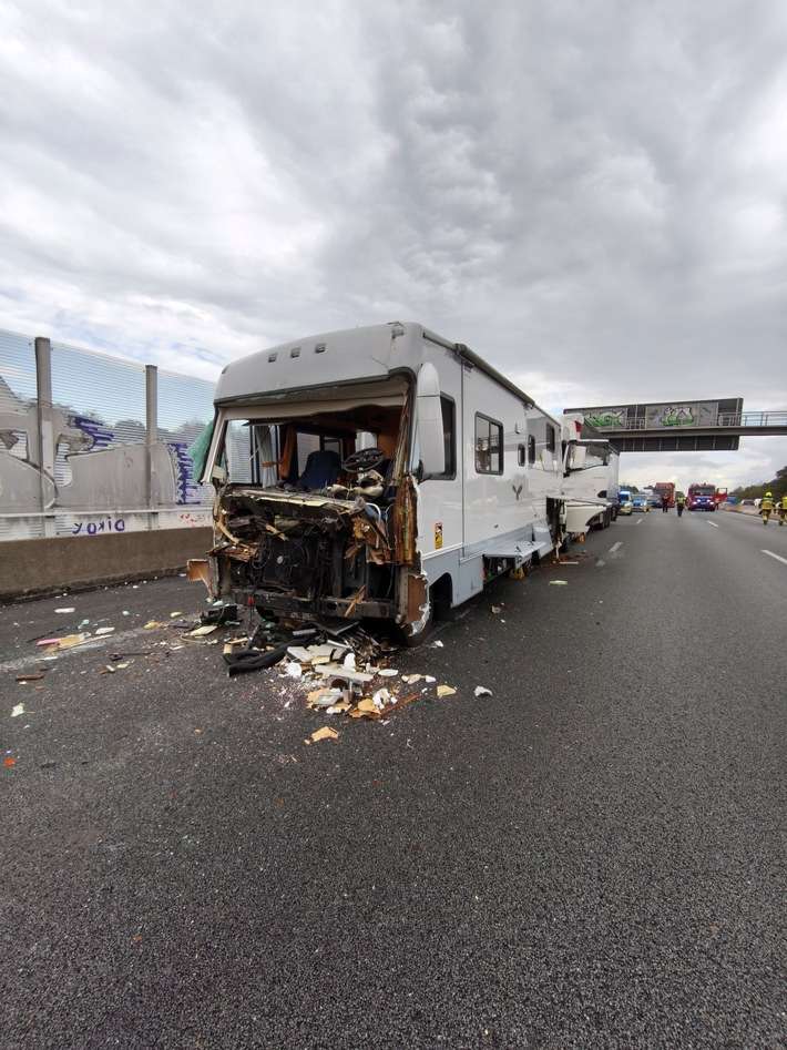 FW-OB: Verkehrsunfall auf der BAB A3 - Zwei Verletzte und ein verletzter Hund