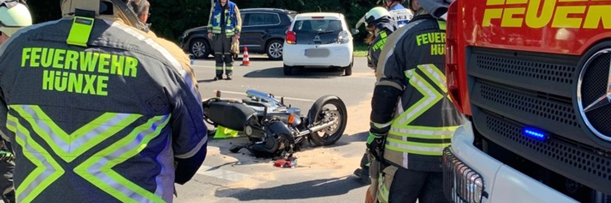 FW Hünxe: Verkehrsunfall zwischen Motorrad und Pkw