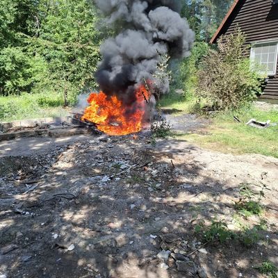 FW Südheide: Größerer Menge Müll und Schrott brennen- Feuerwehr Unterlüß bei 30 Grad im Brandeinsatz