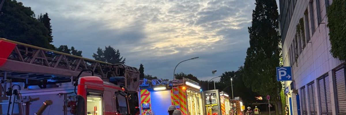 FW Norderstedt: Brand in Tiefgarage in der Berliner Allee - Drei Fahrzeuge vollständig ausgebrannt, rund 70 Einsatzkräfte mehrere Stunden im Einsatz