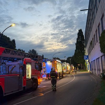 FW Norderstedt: Brand in Tiefgarage in der Berliner Allee - Drei Fahrzeuge vollständig ausgebrannt, rund 70 Einsatzkräfte mehrere Stunden im Einsatz