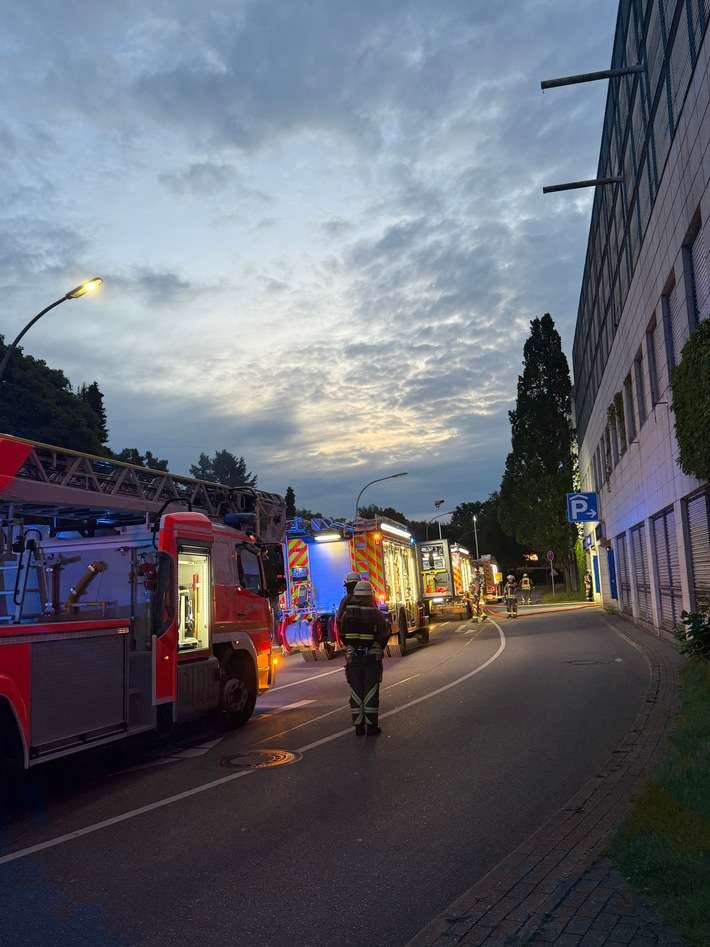 FW Norderstedt: Brand in Tiefgarage in der Berliner Allee - Drei Fahrzeuge vollständig ausgebrannt, rund 70 Einsatzkräfte mehrere Stunden im Einsatz