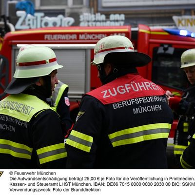 FW-M: Großeinsatz von Feuerwehr und Rettungsdienst bei Wohnungsbrand (Ludwigsvorstadt)
