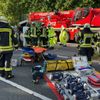 FW-BN: Feuerwehr und Rettungsdienst retten drei Personen aus einem verunfallten PKW