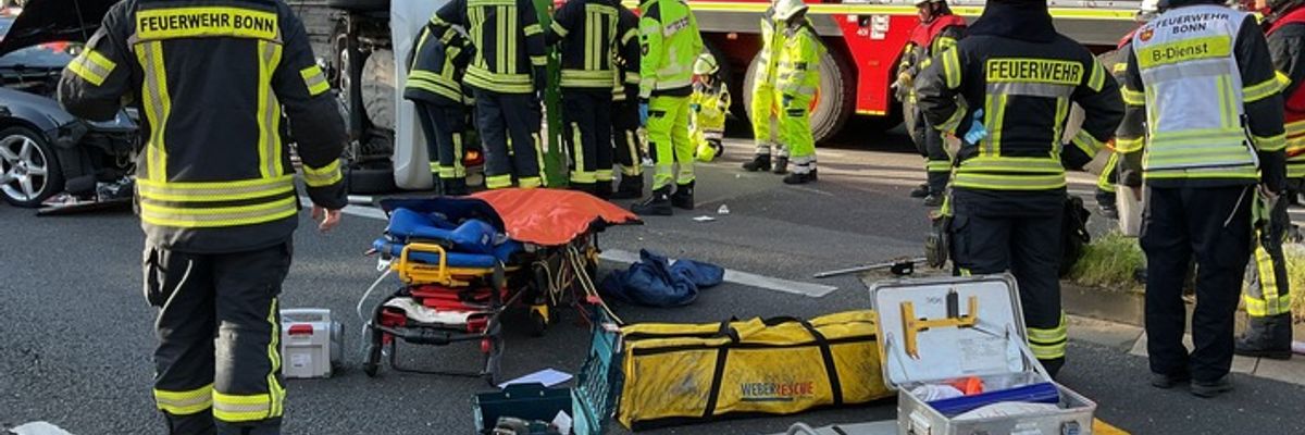 FW-BN: Feuerwehr und Rettungsdienst retten drei Personen aus einem verunfallten PKW