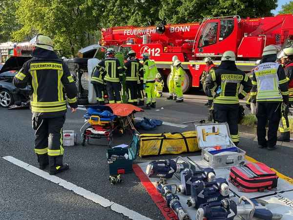 FW-BN: Feuerwehr und Rettungsdienst retten drei Personen aus einem verunfallten PKW