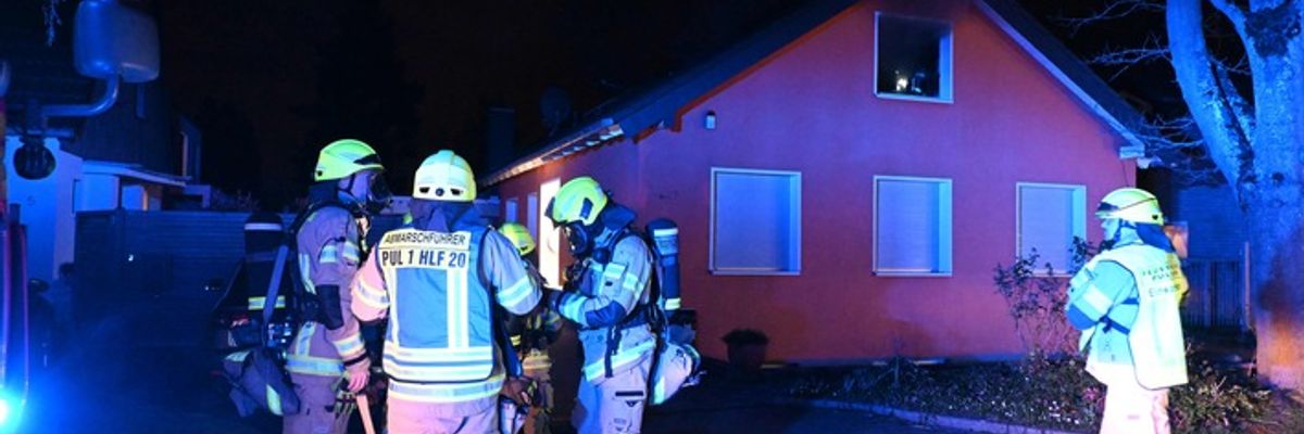FW Pulheim: Sinnersdorf - Feuer im Dachgeschoss