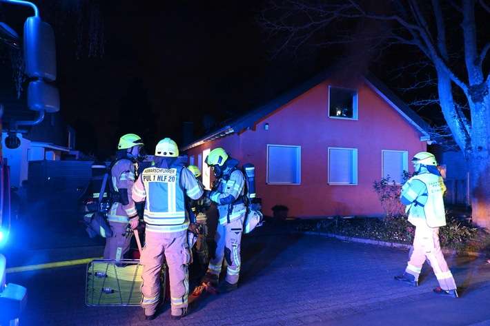 FW Pulheim: Sinnersdorf - Feuer im Dachgeschoss