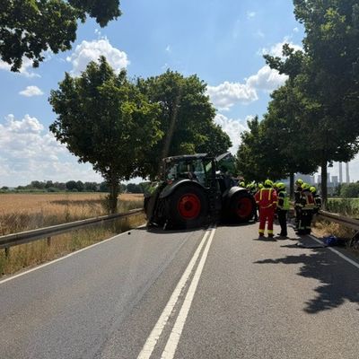 FW Bergheim: Verkehrsunfall zwischen Traktor und Pkw in Bergheim-Rheidt - Fahrer verstirbt trotz aufwendiger Rettungsmaßnahmen