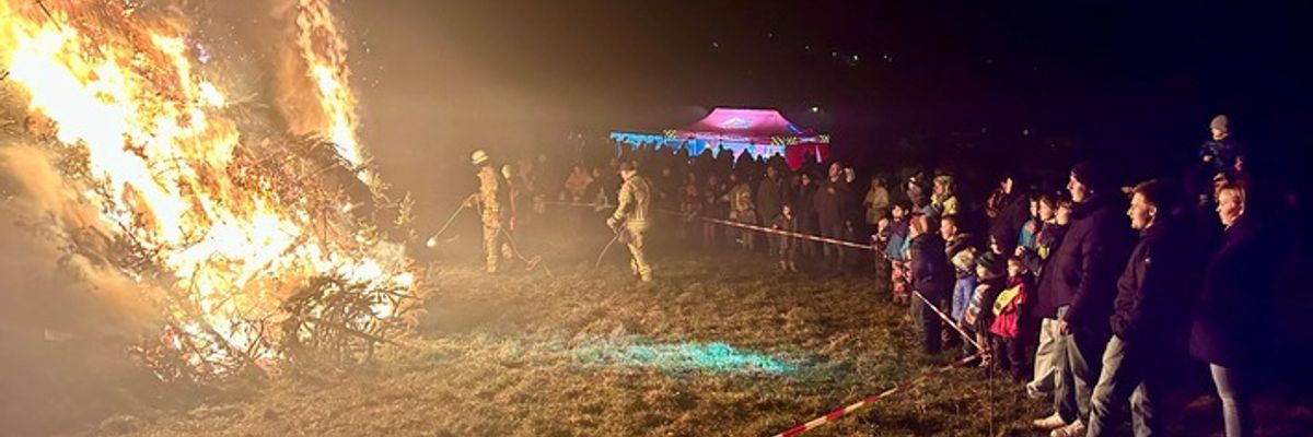 FW Weinheim: Fastnachtshaufen in Oberflockenbach häJugendfeuerwehr hält an fest