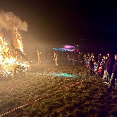 FW Weinheim: Fastnachtshaufen in Oberflockenbach häJugendfeuerwehr hält an fest