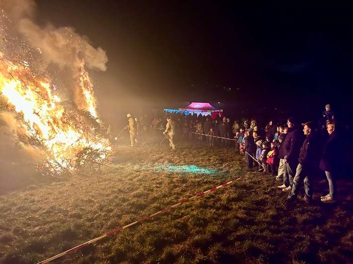 FW Weinheim: Fastnachtshaufen in Oberflockenbach häJugendfeuerwehr hält an fest