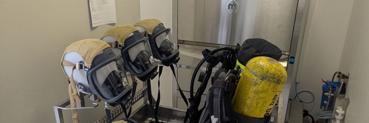 FW-AR: Neue Reinigungsmaschine verbessert Arbeitssicherheit in der Atemschutzwerkstatt