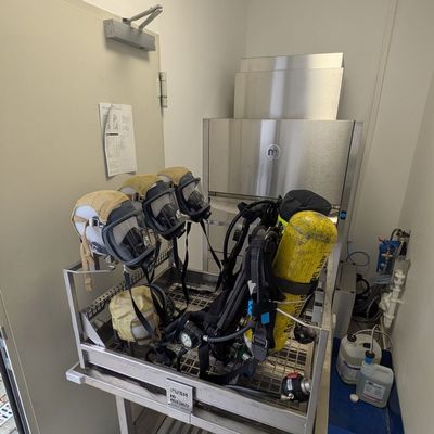 FW-AR: Neue Reinigungsmaschine verbessert Arbeitssicherheit in der Atemschutzwerkstatt