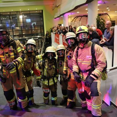 FW Bremerhaven: Feuerwehr Bremerhaven überzeugt beim 1. Blaulichtlauf im Klimahaus Bremerhaven