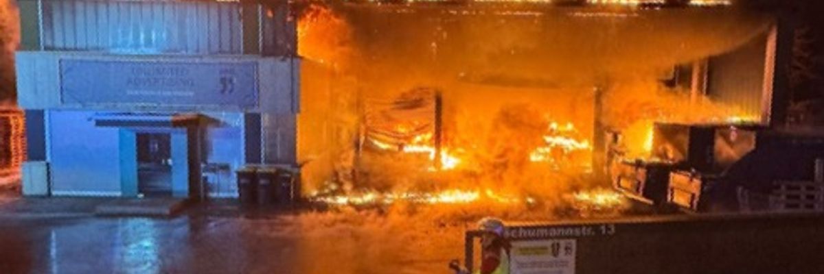 FW Minden: Großbrand einer Lagerhalle beschäftigt die Feuerwehr zwei Tage