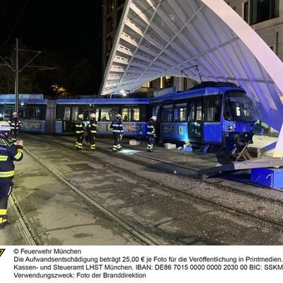 FW-M: Straßenbahn entgleist in Haltestelle (Schwabing)