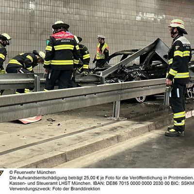 FW-M: Pkw brennt im Innsbrucker- Ring-Tunnel - Weströhre stundenlang gesperrt (Berg am Laim)