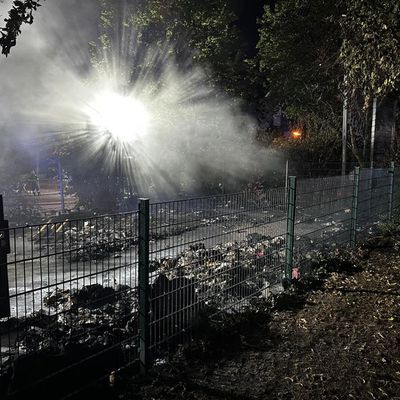 FW-Schermbeck: Brand mehrerer Müllcontainer an der Gesamtschule