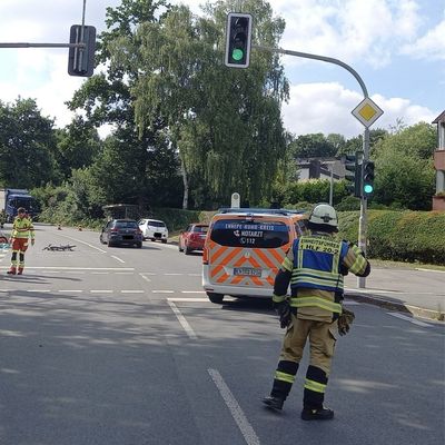 FW-EN: Schwerverletzter Radfahrer nach Verkehrsunfall - Rettungshubschrauber im Einsatz