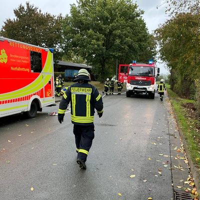 FW Beverungen: Gemeinsames Zirkeltraining stärkt Zusammenarbeit über Grenzen hinweg / Feuerwehren und Rettungsdienste aus dem Dreiländereck üben in Beverungen
