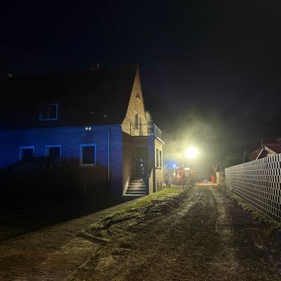 FW-AUR: Kleinstfeuer setzt Gebäudeteil unter dichten Rauch