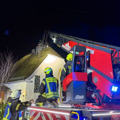 FW VG Westerburg: Kaminbrand beschäftigt Feuerwehren über Stunden - Brandausbreitung verhindert