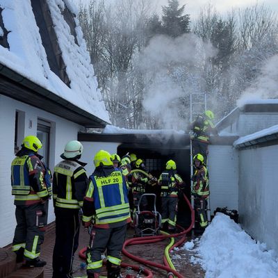 FW-PI: Vollbrand einer Garage: Feuerwehren aus Rellingen und Egenbüttel im Einsatz