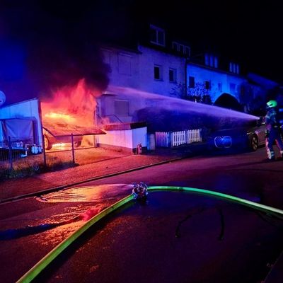 FW Ratingen: Feuerwehr Ratingen löscht Garagenbrand in der Wiechertstraße