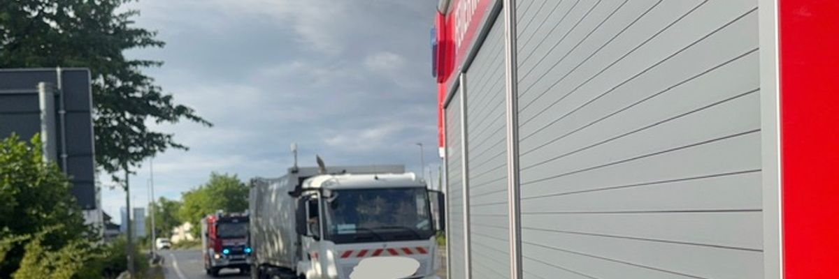 FW-MK: Feuerwehr eskortiert rauchenden Müllwagen durchs Stadtgebiet