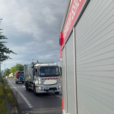 FW-MK: Feuerwehr eskortiert rauchenden Müllwagen durchs Stadtgebiet