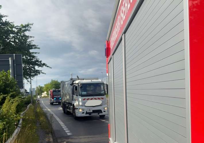 FW-MK: Feuerwehr eskortiert rauchenden Müllwagen durchs Stadtgebiet