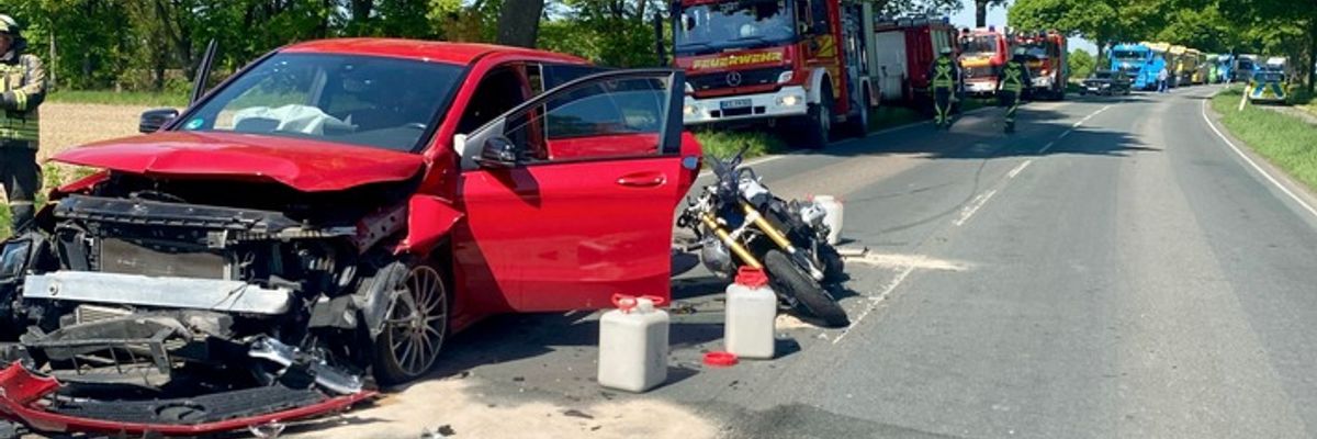 FW Hünxe: Vier Verletzte nach Verkehrsunfall zwischen zwei Pkw und einem Motorrad