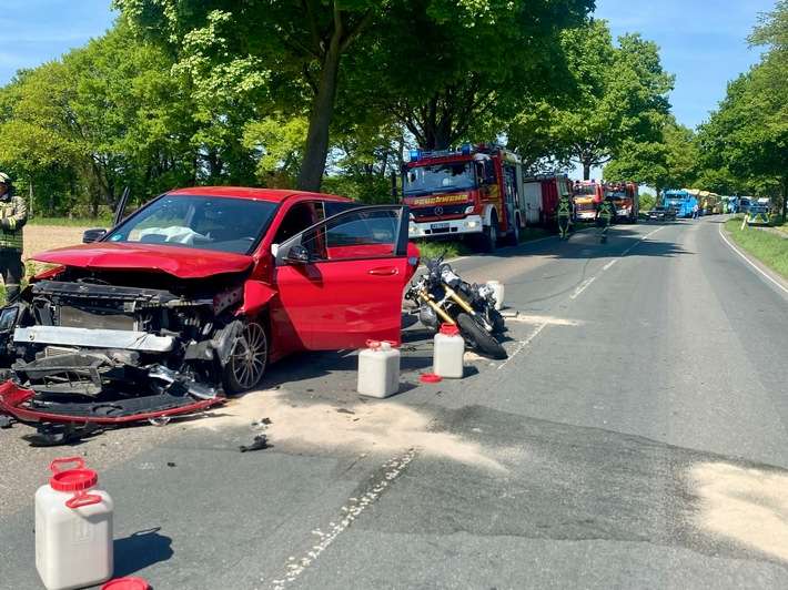 FW Hünxe: Vier Verletzte nach Verkehrsunfall zwischen zwei Pkw und einem Motorrad