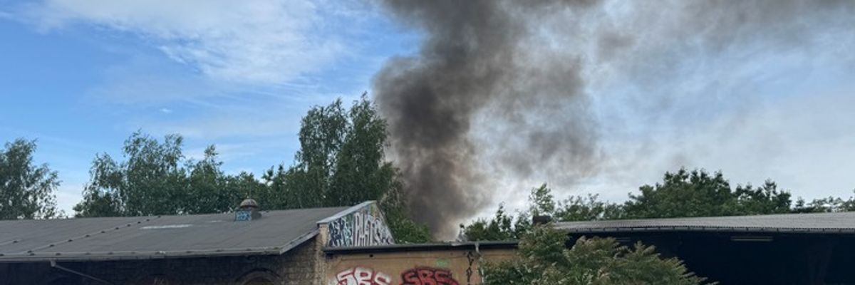 FW Dresden: Gebäudebrand auf ehemaligem Bahnhofsgelände - Großeinsatz der Feuerwehr Dresden